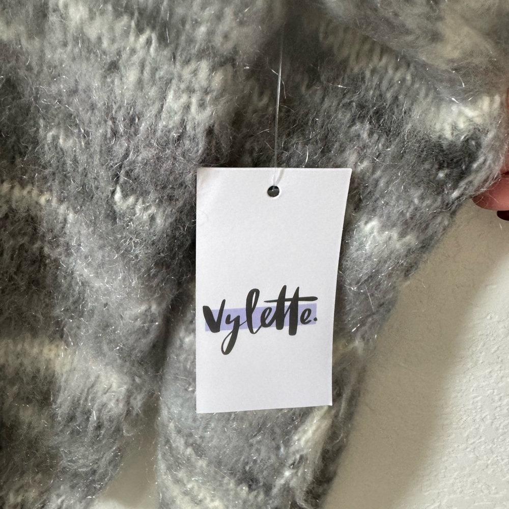 Fuzzy Grey Pattern Sweater - Picture 4 of 5
